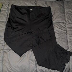 Women’s black spandex 3 quarter length pants.